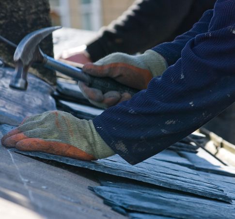 Travaux conservatoires : remplacement d'ardoises sur une toiture endommagée par un sinistre en Bretagne Travaux conservatoires : remplacement d'ardoises sur une toiture endommagée par un sinistre en Bretagne